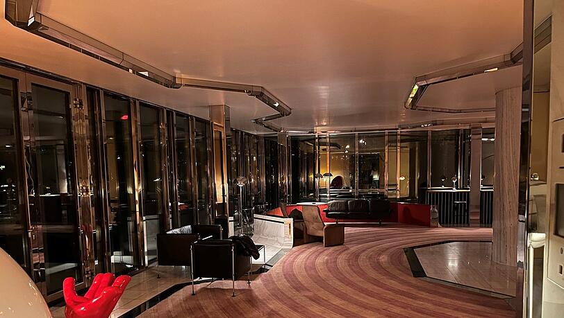 Holleschek hat die R&auml;ume mit Designklassikern ausgestattet.