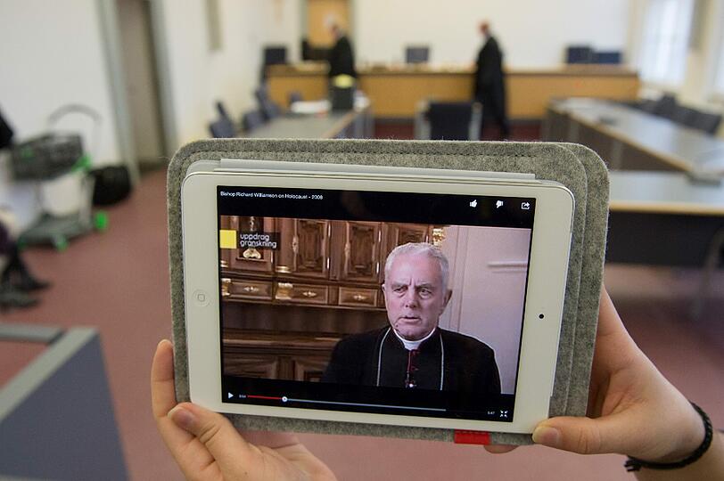 Eine Tablet-Computer im Gerichtssaal des Regensburger Amtsgerichts, auf dem ein Video des Fernsehinterviews mit Holocaust-Leugner Richard Williamson zu sehen ist.