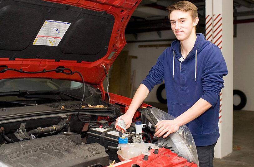 &bdquo;Ich schraube wahnsinnig gerne an Autos herum&ldquo;, sagt Marcel. Seine Ausbildung zum Kfz-Mechatroniker macht ihm Spaß.
