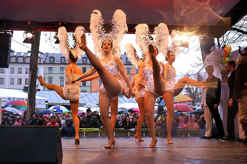 Showacts und Tanz der Marktweiber - hier gibt's die besten Bilder vom Faschingstreiben am Viktualienmarkt.
