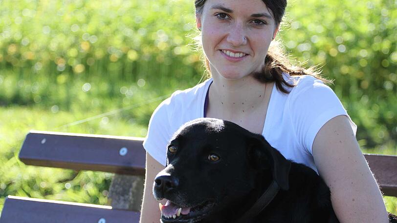 Vorsicht: Bei Hunden die mit dem Schwanz wedeln unbedingt die ganze Körpersprache beachten.