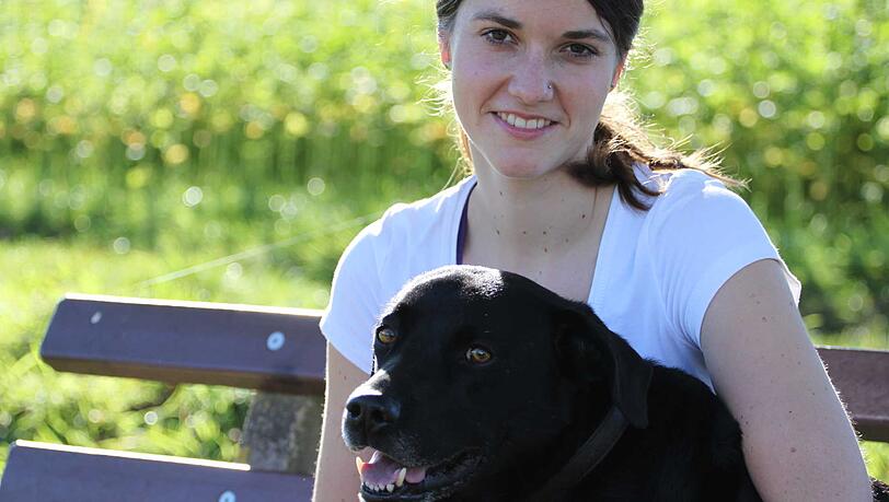 Vorsicht: Bei Hunden die mit dem Schwanz wedeln unbedingt die ganze Körpersprache beachten. Vorsicht: Bei Hunden die mit dem Schwanz wedeln unbedingt die ganze Körpersprache beachten.