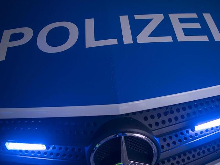 Der Schriftzug "Polizei" ist auf einem Streifenwagen zu sehen. Foto: Jens Büttner/dpa-Zentralbild/ZB/Symbolbild