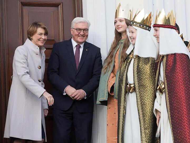 Bundespräsident Frank-Walter Steinmeier und seine Ehefrau Elke Büdenbender empfangen Sternsinger im Schloss Bellevue (Archivbild).