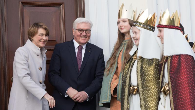 Bundespräsident Frank-Walter Steinmeier und seine Ehefrau Elke Büdenbender empfangen Sternsinger im Schloss Bellevue (Archivbild). Bundespräsident Frank-Walter Steinmeier und seine Ehefrau Elke Büdenbender empfangen Sternsinger im Schloss Bellevue (Archivbild).