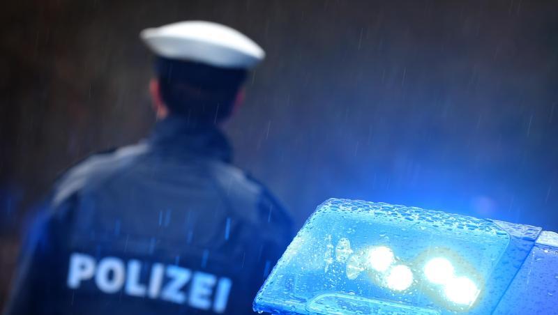 Ein Polizist steht neben einem Streifenwagen. Foto: Karl-Josef Hildenbrand/dpa/Illustration Ein Polizist steht neben einem Streifenwagen. Foto: Karl-Josef Hildenbrand/dpa/Illustration