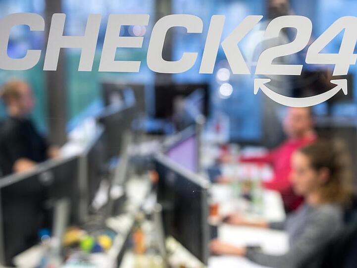 Mitarbeiter in der Zentrale des Vergleichsportals Check24.