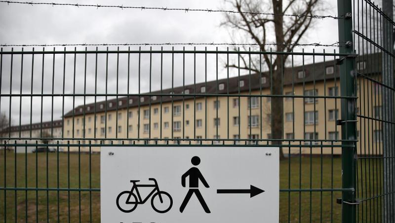 Ein Schild weist den Weg zum Eingangsbereich des Ankerzentrums für Flüchtlinge in Bamberg. Foto: Daniel Karmann/dpa/Archivbild Ein Schild weist den Weg zum Eingangsbereich des Ankerzentrums für Flüchtlinge in Bamberg. Foto: Daniel Karmann/dpa/Archivbild