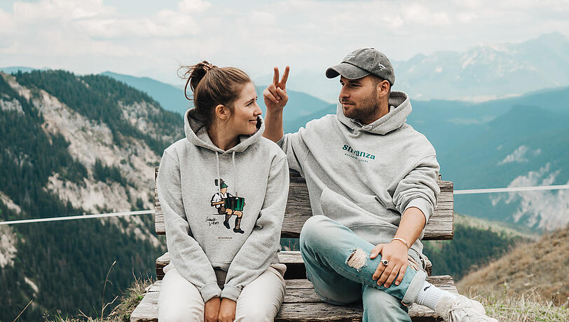 Gipfelglück: Laura und Christoph Forstner haben ihr Modelabel Bavarian Couture in Strawanza umbenannt. Auf der Alpspitze in Garmisch präsentierten sie die erste Kollektion mit dem neuen Namen.