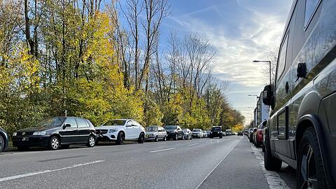 Die Schäftlarnstraße ist wegen die vielen parkenden Autos immer etwas unübersichtlich. Hier wird auch gerne mal etwas schneller gefahren.