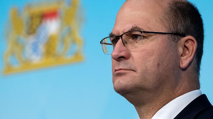Albert Füracker (CSU), Finanzminister von Bayern, nimmt nach der Klausurtagung des Ministerrats an einer Pressekonferenz teil.
