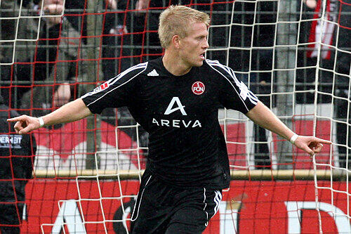 Da war die Club-Welt noch voll in Ordnung: Peter Perchtold, mit Daniel Gygax der beste Feldspieler beim 1. FCN, feiert seinen Kopfball-Treffer zum 1:0.