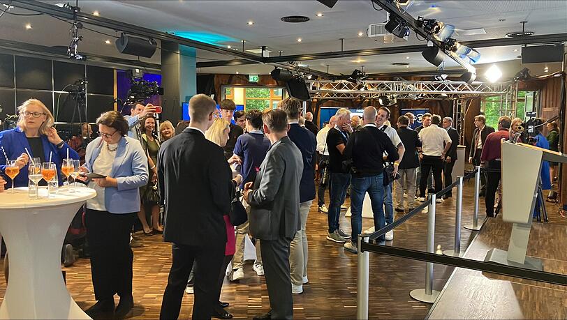 Die Wahlparty in der CSU-Parteizentrale füllt sich langsam