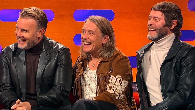 Gary Barlow (v.l., Mark Owen und Howard Donald sind die noch verbliebenen Mitglieder von Take That. Sie lieferten neue Interviews f&uuml;r die Doku.
