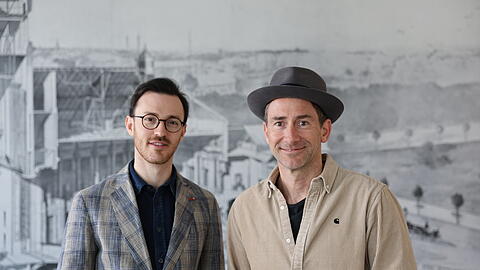 Aris Alexander Blettenberg (li.) mit Markus Stoll. Stoll studierte BWL. Ein Video zum Oktoberfest war die Geburtsstunde seiner grantelnden Kunstfigur Harry G. Blettenberg stammt aus M&uuml;lheim an der Ruhr. Er studierte Klavier und Dirigieren. Seit 2024 ist der Musikchef der Kammeroper M&uuml;nchen.