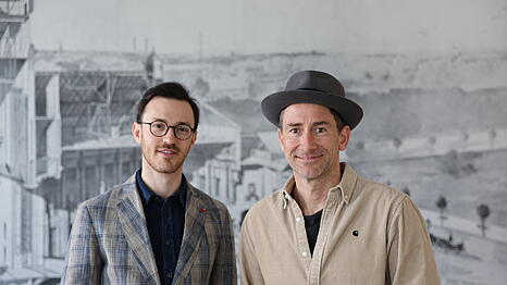 Aris Alexander Blettenberg (li.) mit Markus Stoll. Stoll studierte BWL. Ein Video zum Oktoberfest war die Geburtsstunde seiner grantelnden Kunstfigur Harry G. Blettenberg stammt aus M&uuml;lheim an der Ruhr. Er studierte Klavier und Dirigieren. Seit 2024 ist der Musikchef der Kammeroper M&uuml;nchen.