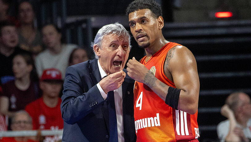 Bayerns Trainerlegende Svetislav Pesic gibt an der Seitenlinie lautstark Anweisungen &ndash; der 76-J&auml;hrige treibt sein Team mit ungebrochener Energie in die BBL-Playoffs.