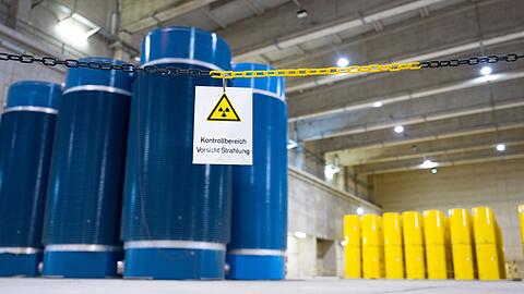 Das Zwischenlager Ahaus darf Atomm&uuml;ll aus einem Versuchsreaktor in Bayern aufnehmen. Die Stadt Ahaus hat jetzt den juristischen Widerstand dagegen aufgegeben. (Archivbild)