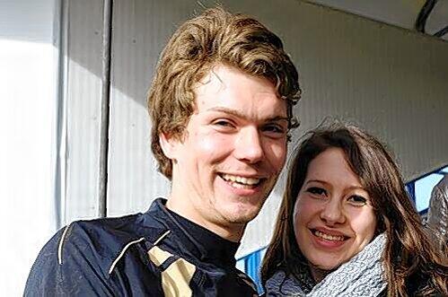 Rundum glücklich: Kleeblatt-Keeper Max Grün mit Ehefrau Isabella.