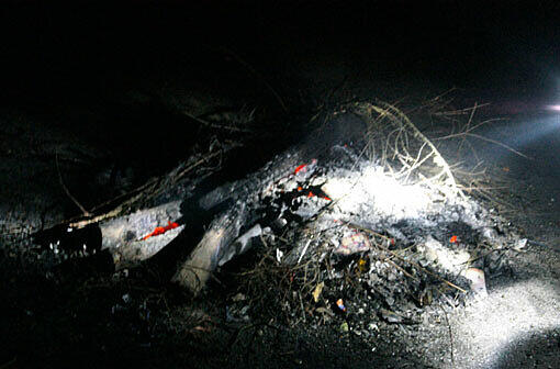 Das Lagerfeuer ist ausgebrannt. Ein Jugendlicher ist hinein gestürzt; er erleidet Verletzungen an Armen und Händen.