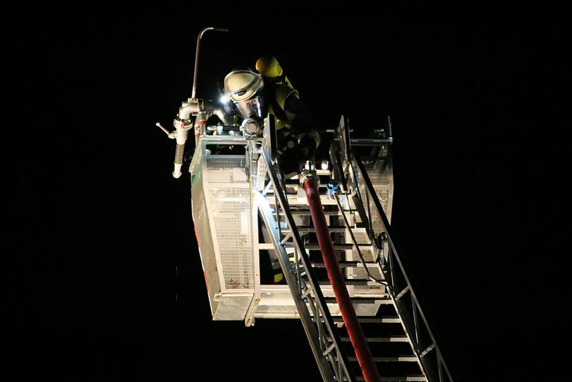 Das Haus in Pittenhart stand in den Abendstunden im Flammen.