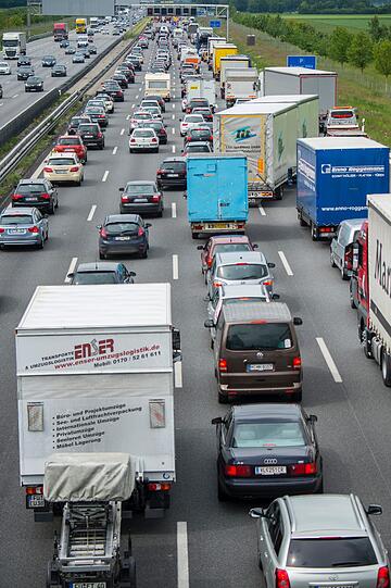 Zum Beginn der Pfingstferien staut es sich auf der A9 bei Garching.