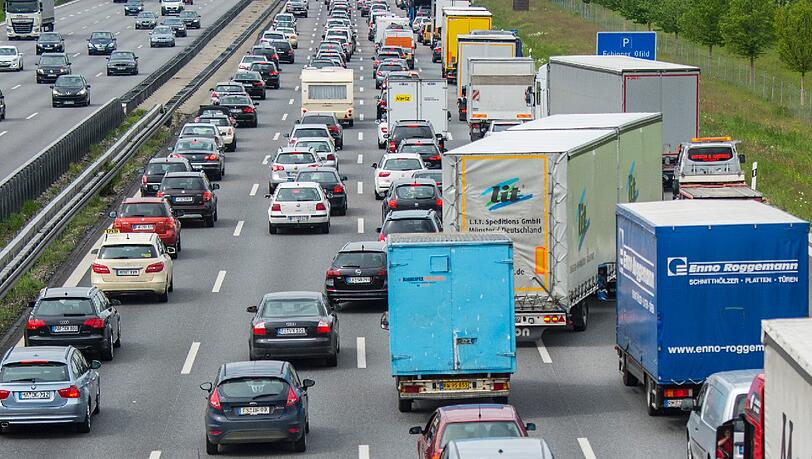 Zum Beginn der Pfingstferien staut es sich auf der A9 bei Garching. Zum Beginn der Pfingstferien staut es sich auf der A9 bei Garching.