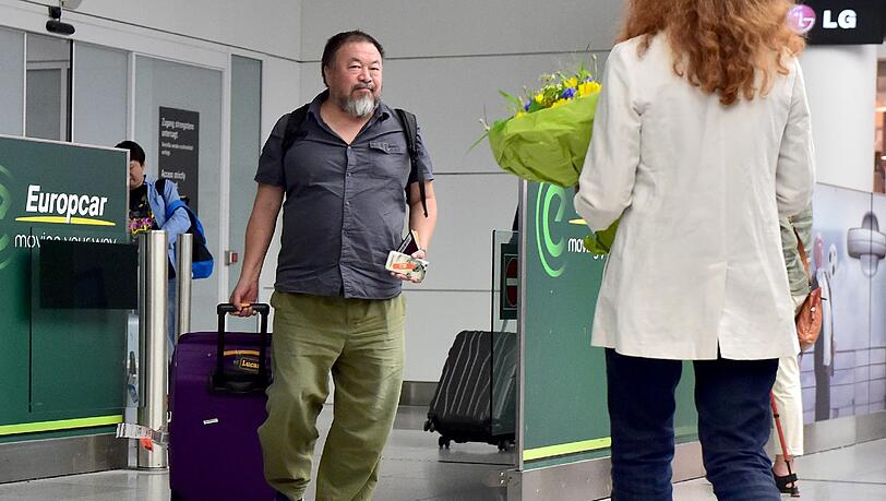 Künstler Ai Weiwei ist am Donnerstag in München gelandet: die Bilder vom Flughafen. Künstler Ai Weiwei ist am Donnerstag in München gelandet: die Bilder vom Flughafen.