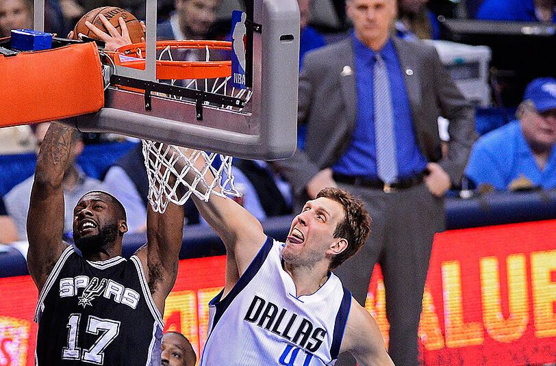Mavericks-Star Dirk Nowitzki (rechts) geht gemeinsam mit Jonathan Simmons von den San Antonio Spurs zum Korb.