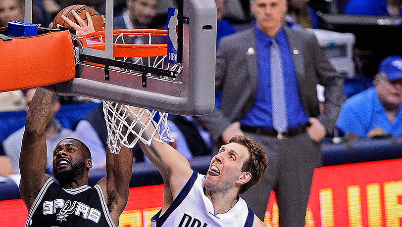 Mavericks-Star Dirk Nowitzki (rechts) geht gemeinsam mit Jonathan Simmons von den San Antonio Spurs zum Korb. Mavericks-Star Dirk Nowitzki (rechts) geht gemeinsam mit Jonathan Simmons von den San Antonio Spurs zum Korb.