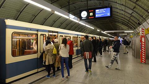 Eine U-Bahn hält am Bahnhof Odeonsplatz. (Archivbild)