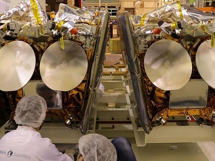 Zwei OneWeb-Satelliten, die auf der Plattform eines Fracht-Containers montiert sind.