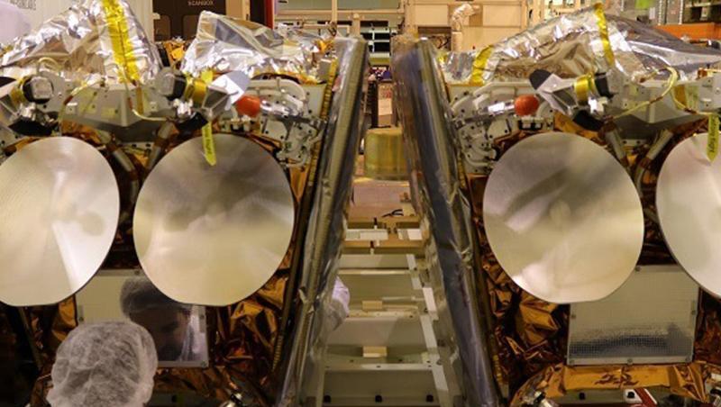 Zwei OneWeb-Satelliten, die auf der Plattform eines Fracht-Containers montiert sind. Zwei OneWeb-Satelliten, die auf der Plattform eines Fracht-Containers montiert sind.