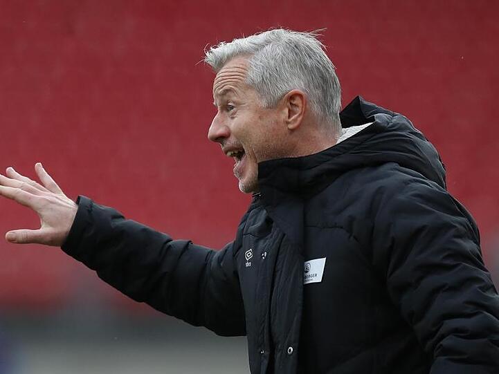 Der Nürnberger Trainer Jens Keller gestikuliert am Spielfeldrand. Foto: Daniel Karmann/dpa/Archivbild