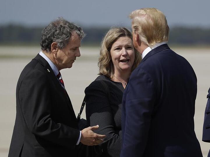 Trump wird empfangen von Nan Whaley, der Bürgermeisterin von Dayton, und Sherrod Brown, dem demokratischen Senator aus Ohio.