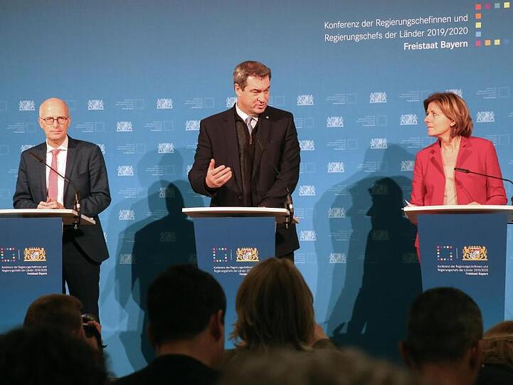 Peter Tschentscher, (SPD, l-r), Markus Söder (CSU) und Malu Dreyer (SPD). Foto: Wolfgang Kumm/dpa