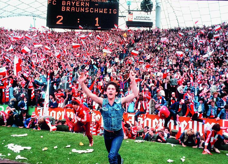 Platzsturm 1980: Dieser Fan ist so begeistert, dass ihn nichts mehr hält.