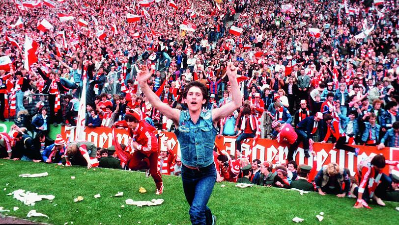 Platzsturm 1980: Dieser Fan ist so begeistert, dass ihn nichts mehr hält. Platzsturm 1980: Dieser Fan ist so begeistert, dass ihn nichts mehr hält.