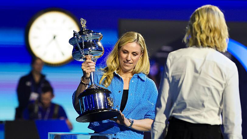 Vor den Frauen-Halbfinals brachte Angelique Kerber den Siegerpokal in die Rod Laver Arena.