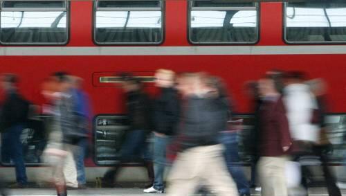 Westlich vom Hauptbahnhof standen die Züge von S-Bahn- und Fernverkehr still.