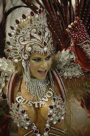 Nackte Haut, Samba und bunte Farben: Promis amüsieren sich in Rio. Mit dabei: Pamela Anderson, Gisele Bündchen, Fußball-Star Ronaldinho und Schauspieler Jude Law