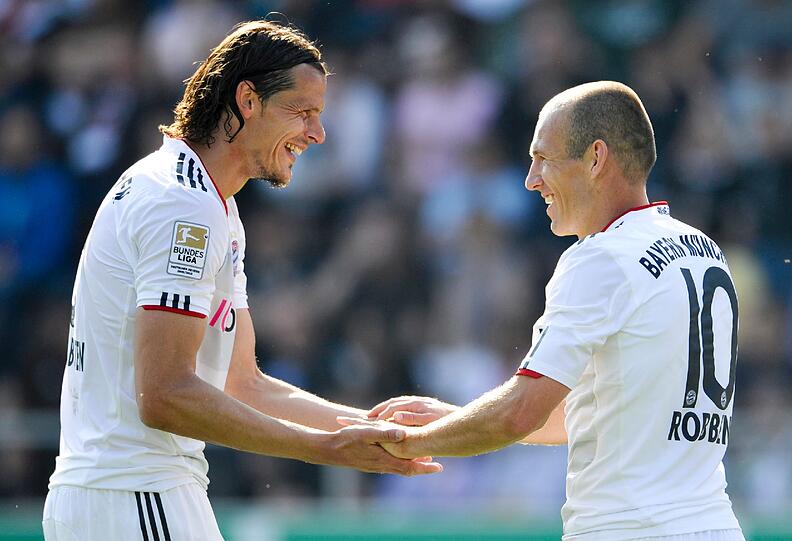 Bayerns Daniel Van Buyten (l.) und Arjen Robben feiern den Sieg.