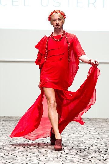 Bei seiner Modenschau am Mittwoch im The Charles Hotel zeigt der junge Münchner Designer Marcel Ostertag seine Kreationen - und präsentiert sie als Model gleich selbst. Prominente Gäste sind unter anderem Mirja Du Mont, Anika Scheibe, Lisa Martinek und Jutta Speidel.
