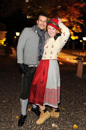 Florian Odendahl und Sandra Brockötter bei der 7. Angermaier Eisstock-WM in Tracht im Biergarten des Park Café München in München am 19.11.2013.
