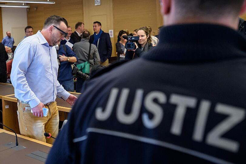 Pegida-Chef Lutz Bachmann wird vorgeworfen, Flüchtlinge in Facebook-Kommentaren im September 2014 herabgewürdigt und zum Hass gegen sie angestachelt zu haben.