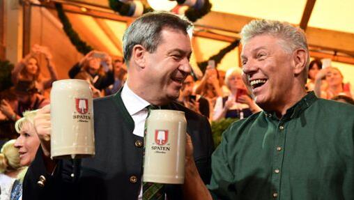 Der bayerische Ministerpräsident Markus Söder (CSU, l.) mit Münchens Oberbürgermeister Dieter Reiter (SPD) kurz nach dem Anstich. Der bayerische Ministerpräsident Markus Söder (CSU, l.) mit Münchens Oberbürgermeister Dieter Reiter (SPD) kurz nach dem Anstich.