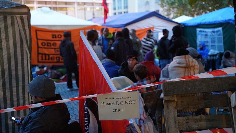 Polizisten und Notärzte stehen um das Camp am Rindermarkt. Seit Dienstag trinken die Protestierenden nichts mehr. Polizisten und Notärzte stehen um das Camp am Rindermarkt. Seit Dienstag trinken die Protestierenden nichts mehr.