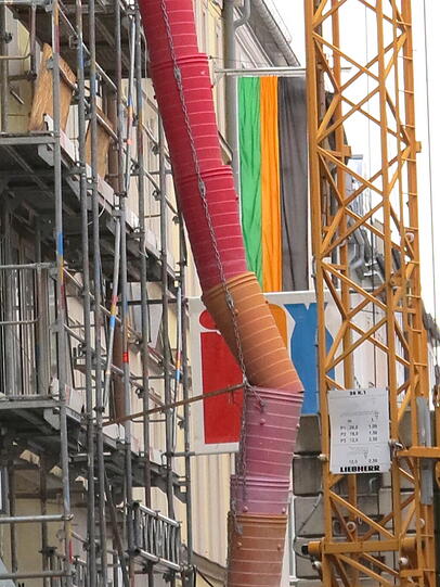 Trotz Baustelle: Die Fahne zeigt, dass hier Studenten wohnen.