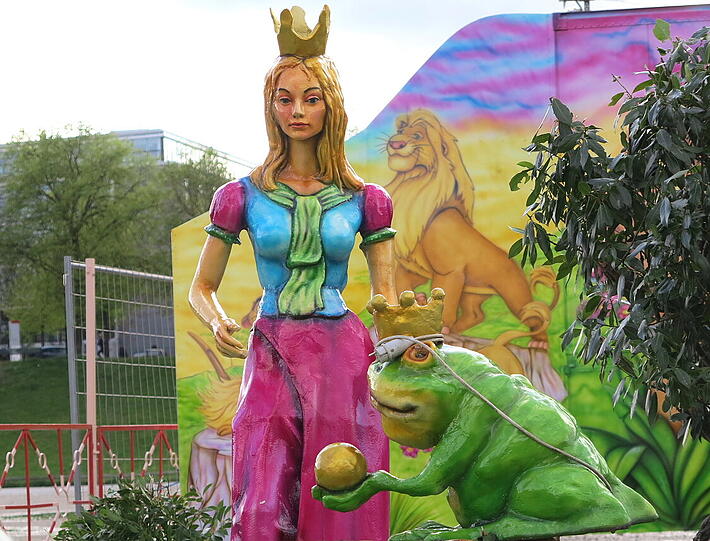 Auch die Prinzessin und ihr Frosch sind schon da.