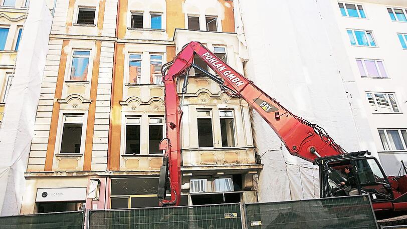 Bagger an der Türkenstraße: Anwohner beklagen, die Baustelle werde bis zur Amalienstraße reichen und sei gefährlich für Radler.